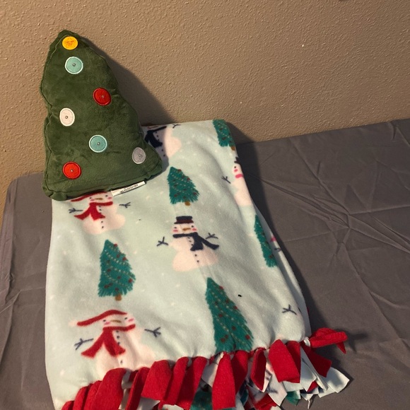 Blankets/throws plus stuffie great for Christmas gifts for any age. - Picture 5 of 8